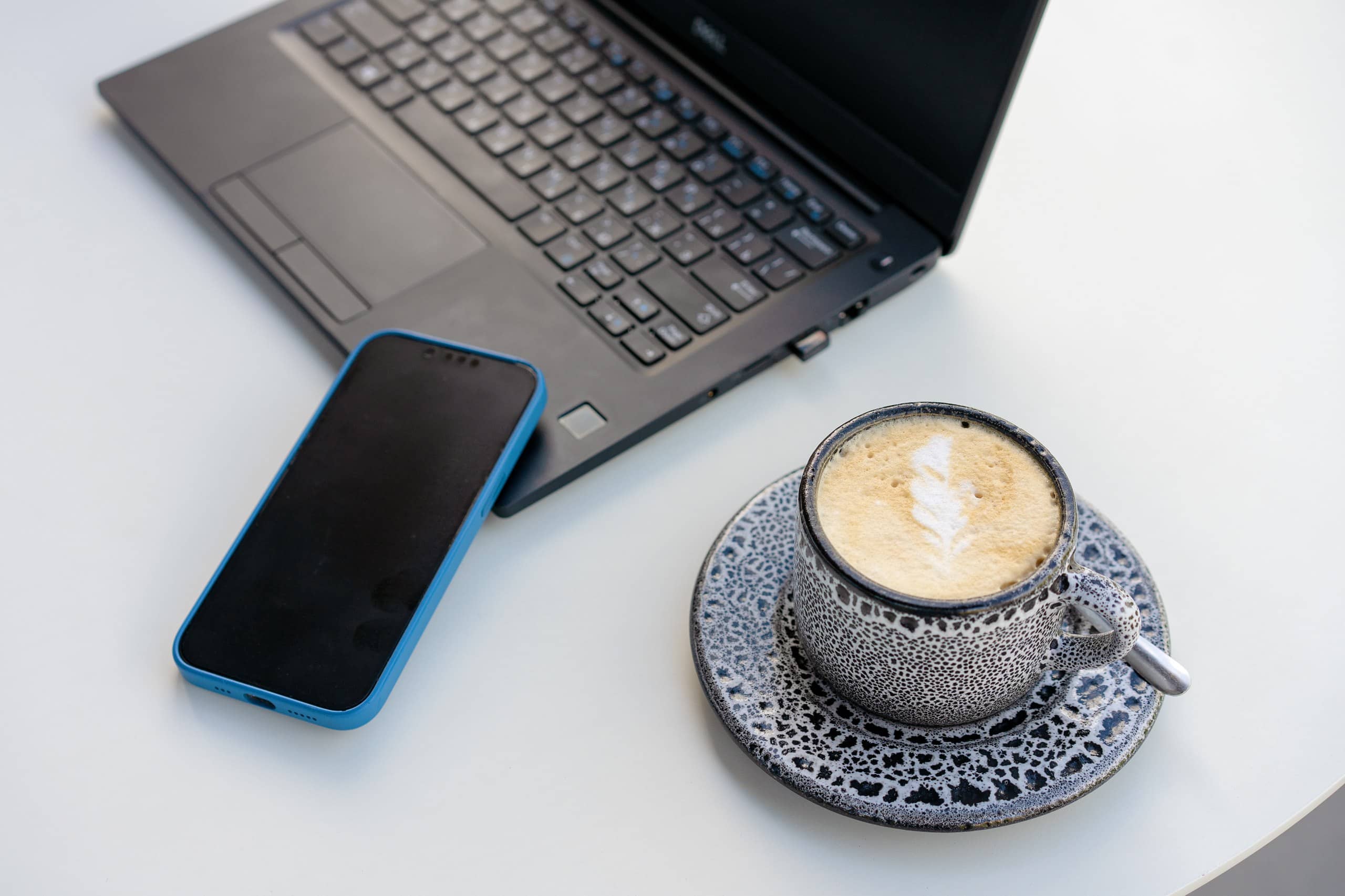 Техника и кружка кофе