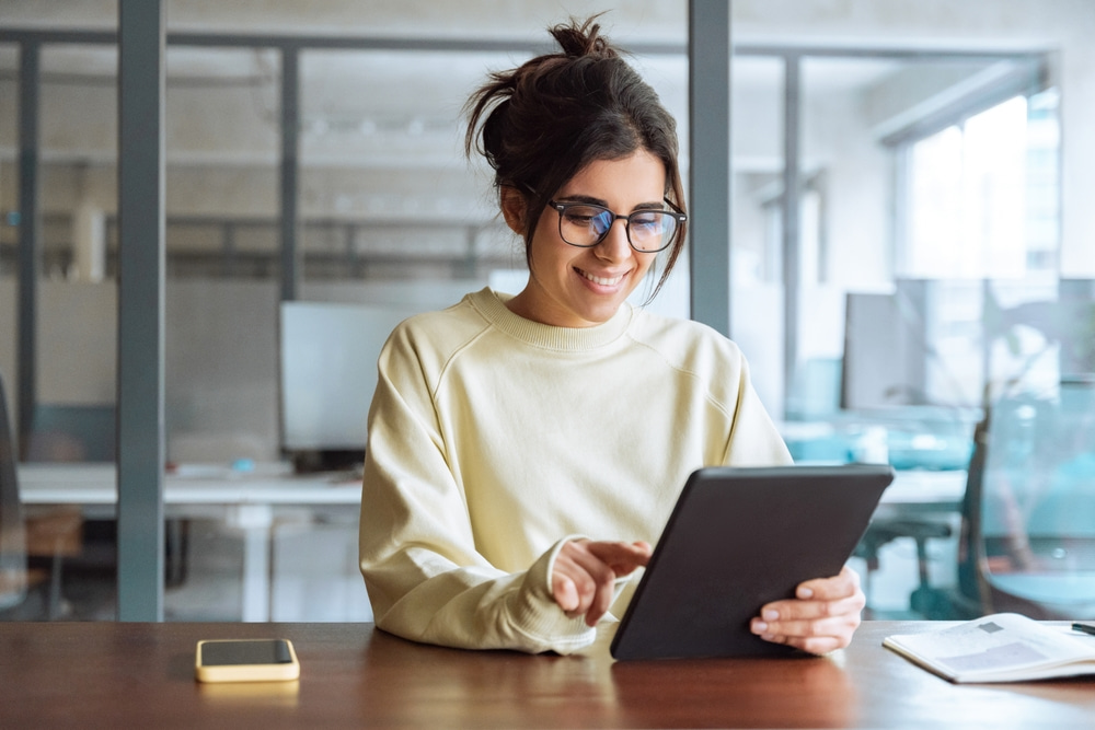 Женщина с планшетом