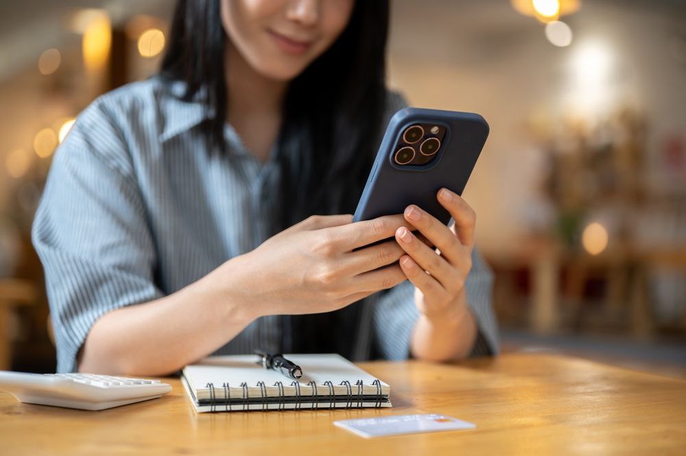 Женщина с телефоном