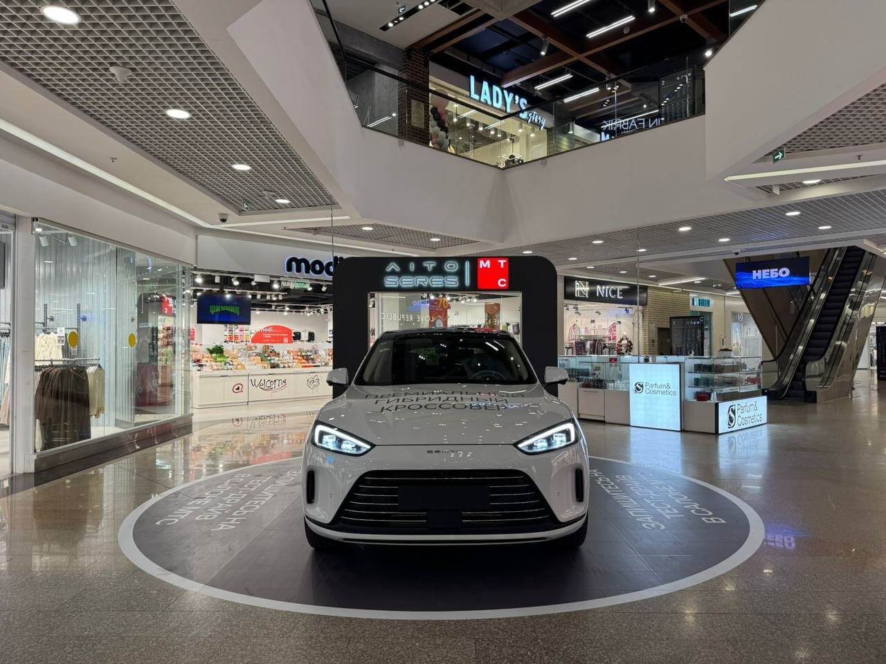 Автомобиль AITO SERES M5 спереди