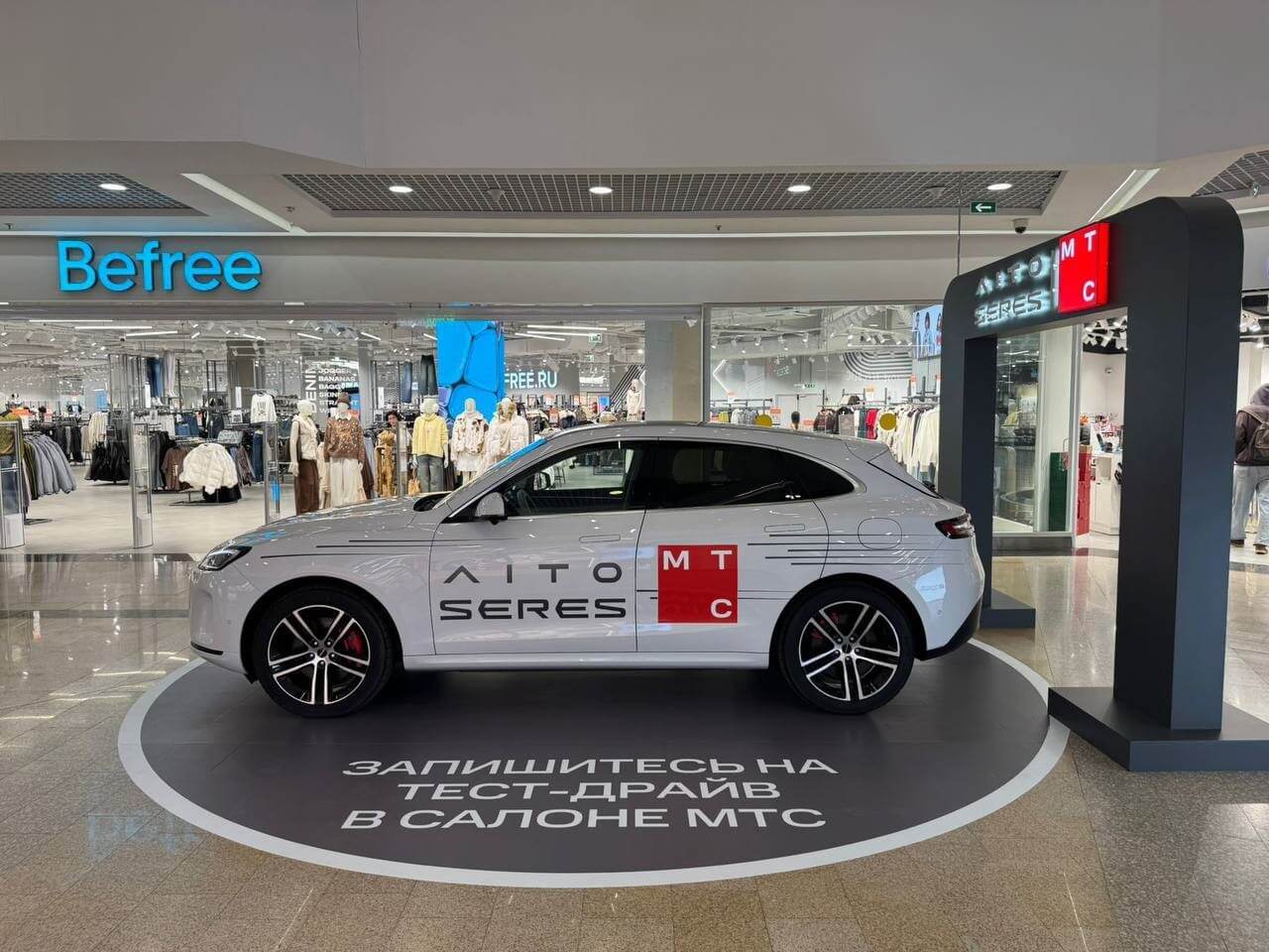 Автомобиль AITO SERES M5 сбоку