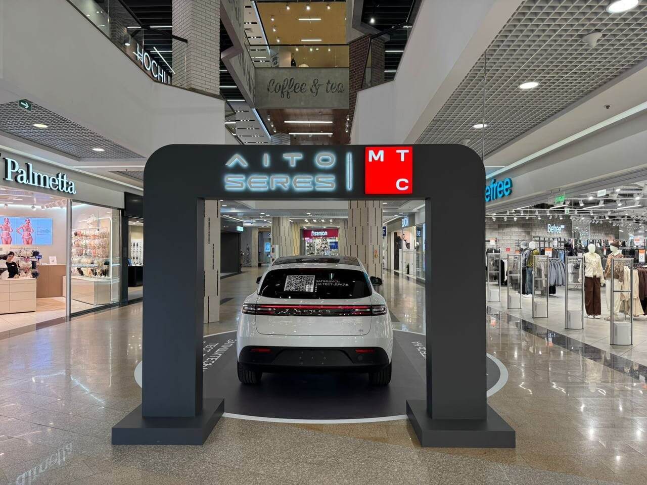Автомобиль AITO SERES M5 сзади