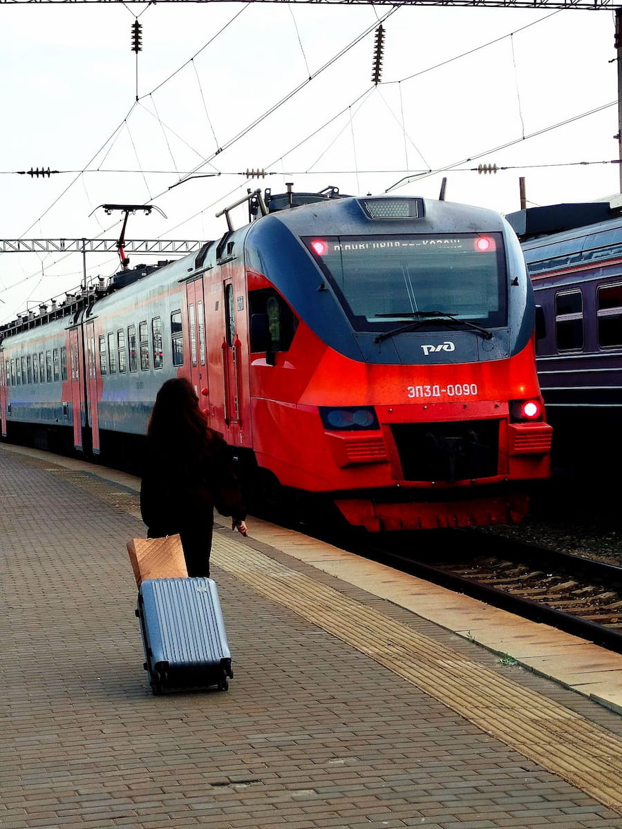 женщина спешит на электричку