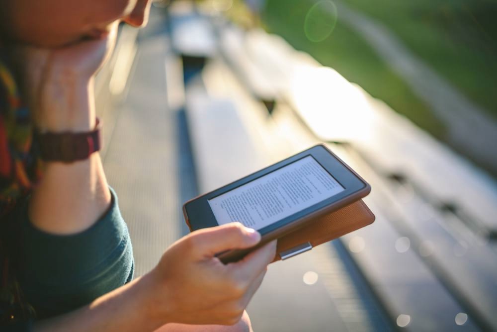 девушка читает электронную книгу